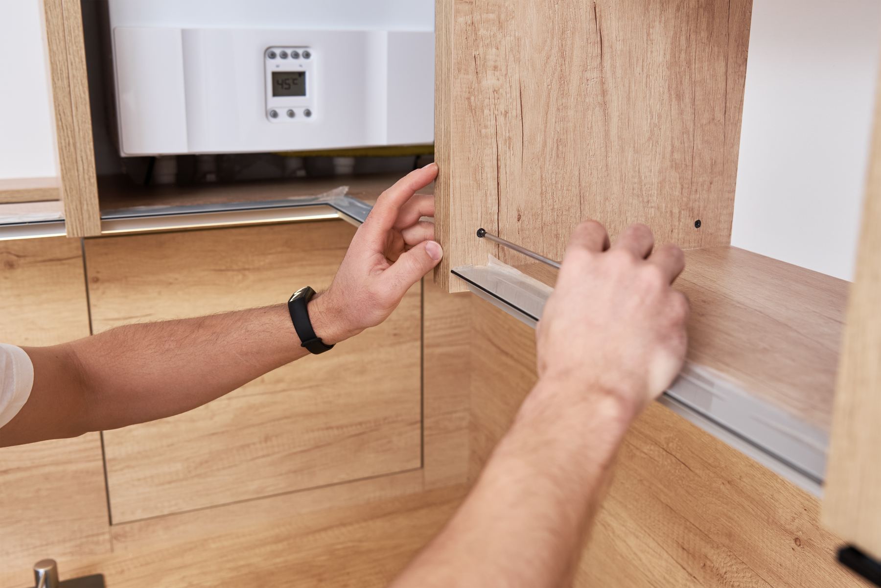 Handwerker montiert Küchenschrank