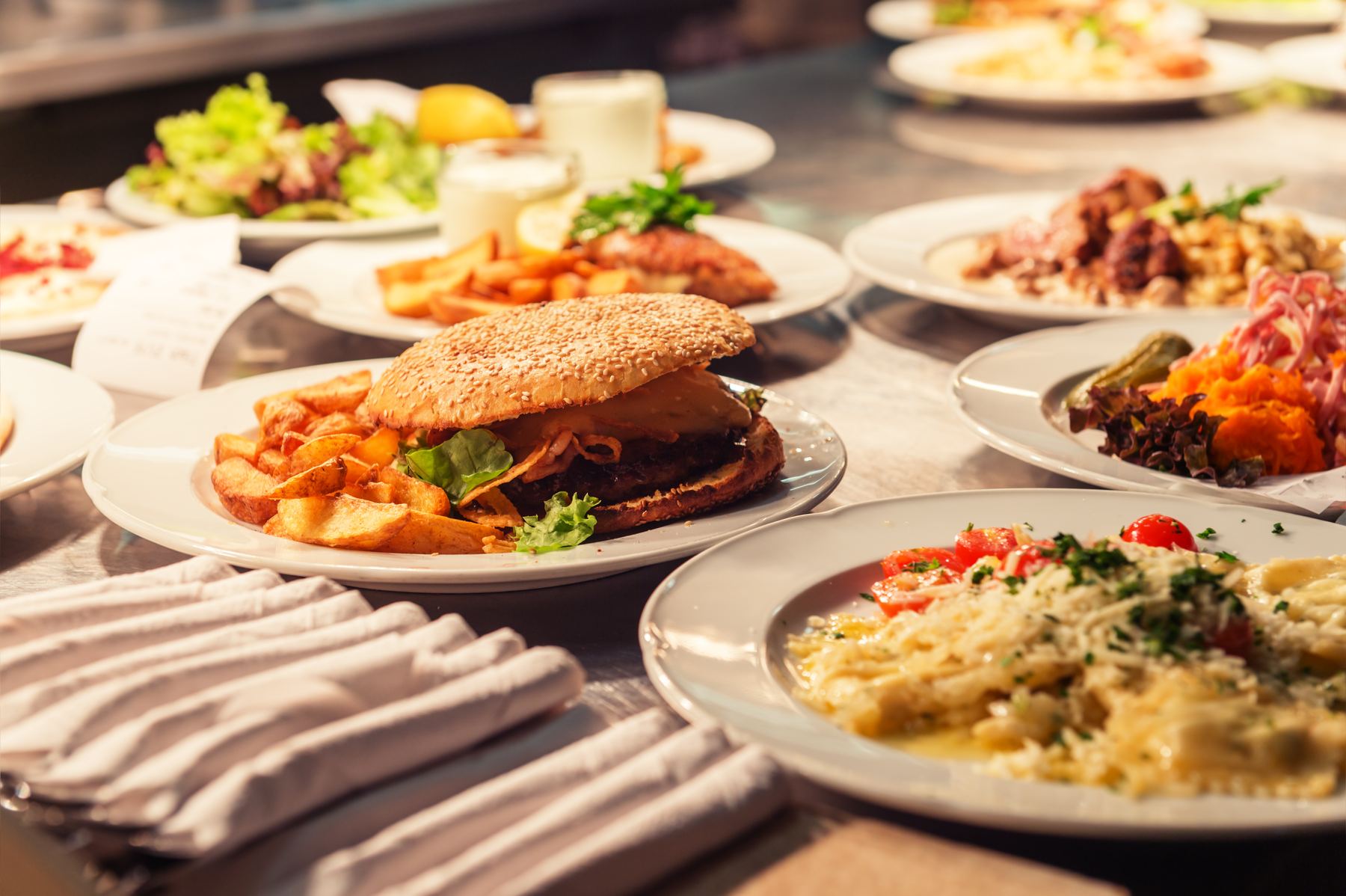 Reich gedeckter Tisch mit Pasta- und weiteren Gerichten
