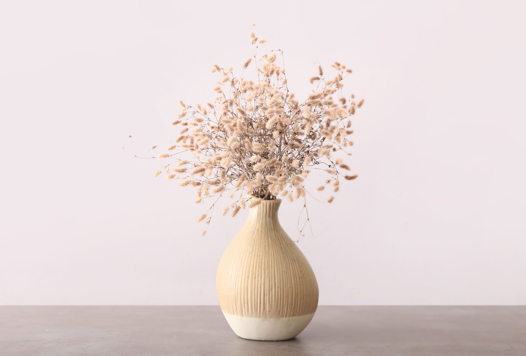Keramikvase mit getrockneten Zweigen